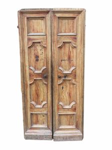 Puerta pintada de dos hojas