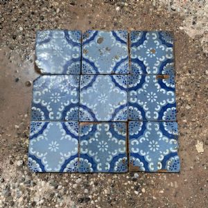Maioliche blu con fiori bianchi 
