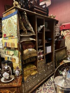 Librería con incrustaciones de nácar