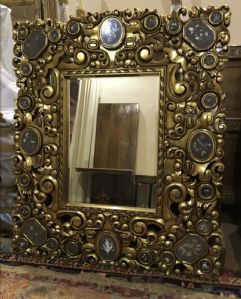 Espejo de pared con piedras duras y oro opaco