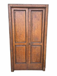 Puerta pintada con marco