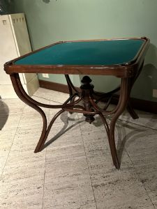 Mesa de juego con cuatro sillas Thonet