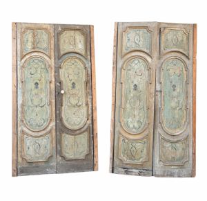 Par de puertas pintadas