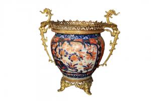 Cachepot Japonés Imari del siglo XIX decorado con bronce
