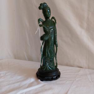Estatua de joven doncella en jade