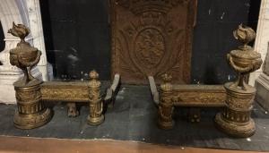 AL316 - Par de morillos de bronce dorado con copas, época del siglo XIX, medidas cm L 40 x H 45 x P 50