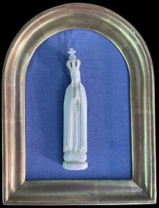Madonnina de marfil con las manos juntas. Marco de madera y pan de oro.
