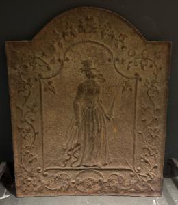 P167 - Placa de chimenea arqueada, que representa a una mujer, época del siglo XIX, medidas cm L 41 x H 45