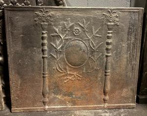 P132 - Placa de chimenea de hierro fundido, época de finales del siglo XVIII, medidas cm L 80 x H 68