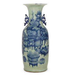 JARRÓN CHINO A BALAUSTRE DE PORCELANA ESMALTADA CELADÓN Y AZUL BAJO CUBIERTA