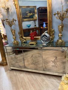 Aparador Art Déco en vidrio de Murano grabado, medidas 166x41x79H