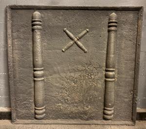 P264 - Gran placa de hierro fundido con columnas, siglo XIX, medidas 100 cm de ancho x 92 cm de alto.
