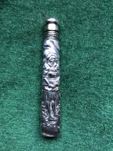 Porta perfume de plata con figura de disfraz y ardilla con motivos vegetales, punzón de plata de ley 925.
    