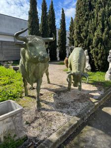 Toros de bronce de 2,80 m por 1,60 m de altura