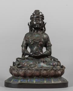 Buda de bronce decorado con esmaltes, marcado en la base, China, siglo XIX