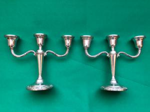Par de candelabros de plata de tres fuegos Sterling punch USA.
    
