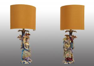 Pareja de lámparas antiguas de porcelana policromada al estilo de Jacob Petit. Francia siglo XIX.