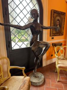 Escultura de bronce que representa a una bailarina, con medidas de 1,85 m de alto por 1,60 m.