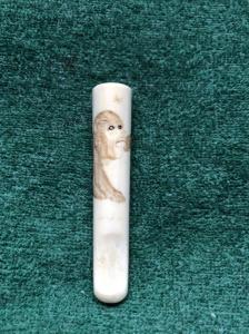 Pequeña boquilla de marfil grabada con figura de mono, Japón.
    