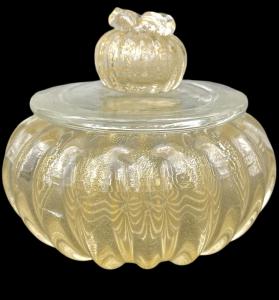 Caja de cristal pesado sumergido con cuerpo redondo aplanado y con relieves. Barovier e Toso. Murano.