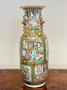 Jarrón de porcelana Famille Rose. China Siglo XIX