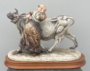 Figura de campesina con vaca en cerámica. Manifactura Cacciapuoti. Milán.