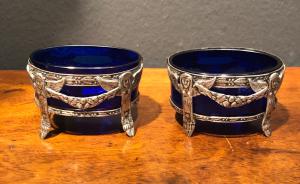 Par de saleros de plata con arpías neoclásicas. Italia.
    