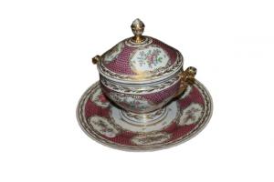 Sopera con plato de porcelana china de principios del siglo XX