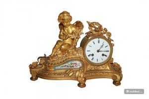Reloj de mesa estilo Luis XV en bronce dorado con porcelana de Sèvres