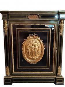 Credenza francese stile Boulle del 1800 in legno ebanizzato e ricche applicazioni in bronzo scena galante