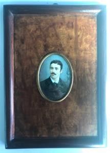 Miniatura representando figura masculina. Firma y fecha de 1887. Marco en madera de raíz. Francia.