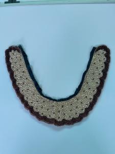 Cuello de seda bordado con pedrería Italia.
    