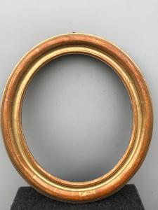Marco de madera tallada y pan de oro.