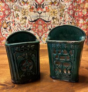 Dos pequeñas macetas de estilo oriental en terracota esmaltada, China, siglo XX.