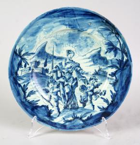 Plato de mayólica blanca y azul que representa a La Justicia con dos putti alados, Savona, mediados del siglo XVII