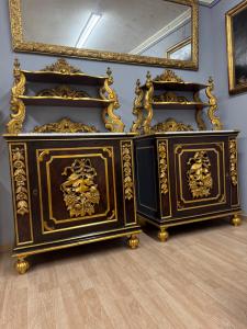 Pareja de aparadores de nogal con decoraciones en pan de oro, medidas: alto 177 cm x 102 cm x 52 cm.