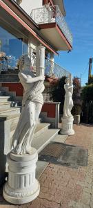 Estatua de mármol blanco