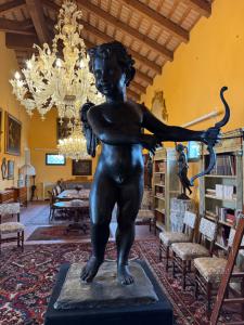 Escultura de bronce que representa a Cupido, 105x75x50