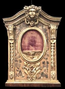 Panel de marco con estante de madera tallada, lacada y dorada.
