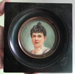 Miniatura que representa una figura femenina.