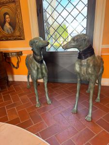 Pareja de perros de bronce con medidas de 1,50 m por 1,30 m de altura.
