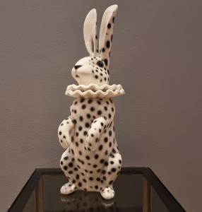 Conejo de cerámica pintado con traje de Pierrot