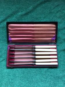 Juego de 6 cuchillos de plata con mango de marfil, caja original, Francia.
    