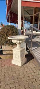 Jarrón de hierro fundido con pedestal estilo Liberty