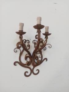Aplique de pared de hierro dorado con tres brazos - candelabro de pared - mediados del siglo XX