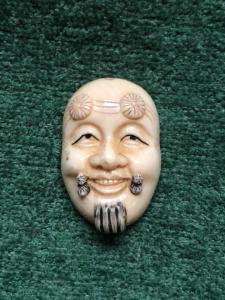 Netsuke 'en marfil con rostro masculino, Japón.
    