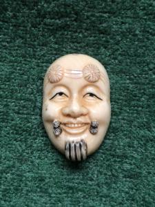 Netsuke’  con volto maschile.Giappone. 