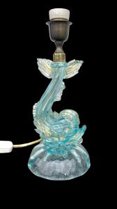 Lámpara de vidrio soplado con forma de delfín en tonos azules con hoja de oro. Fabricación Seguso. Murano.