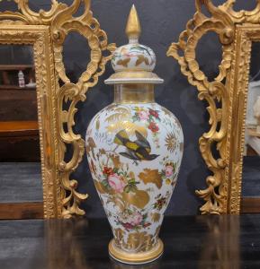 Elegante y refinado jarrón de vidrio opalino Wilhelm Hofmann de finales del siglo XIX: elegancia y refinamiento atemporales.