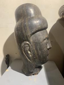 Gran cabeza de piedra negra. China, siglo XVIII.